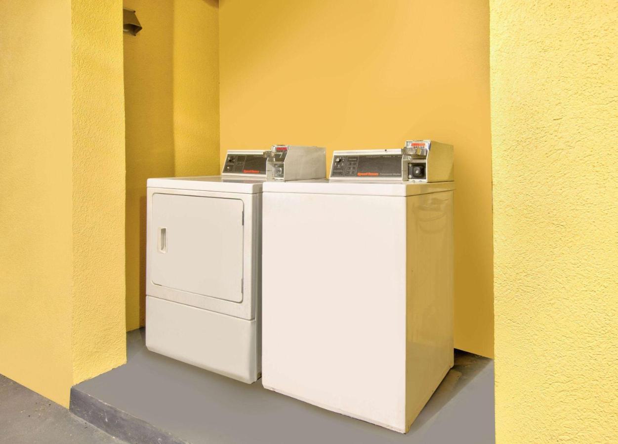 Super 8 By Wyndham Mobile/Tillmans Corner Bagian luar foto